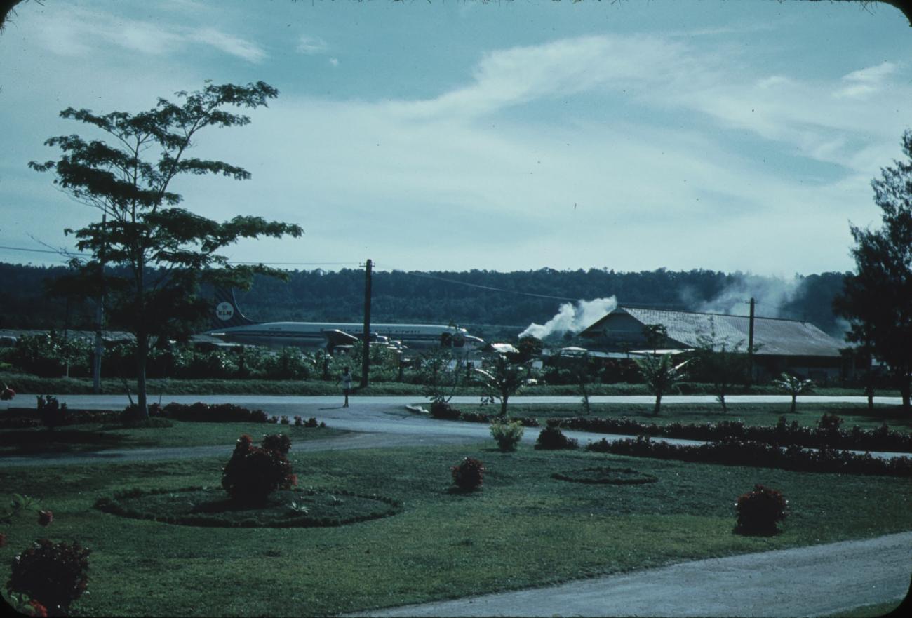 BD/171/1939 -
Luchthaven met vliegtuig.