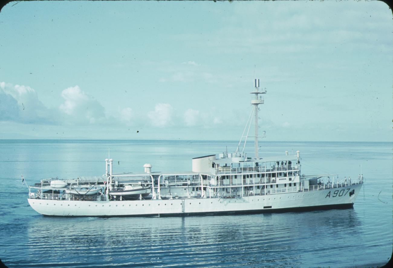 BD/171/1945 - 
Varend schip, de &quot;A 907&quot;, onder Nederlandse vlag.
