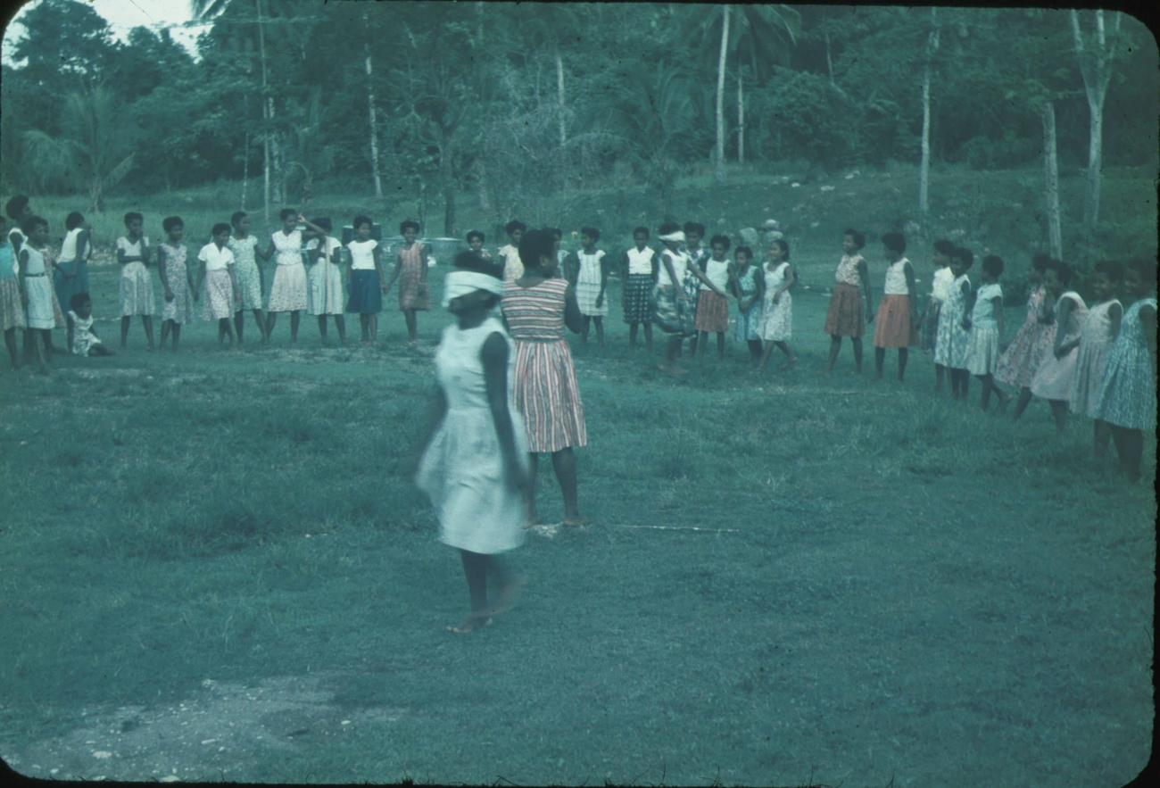 BD/171/1947 - 
Jonge meisjes aan het spelen.
