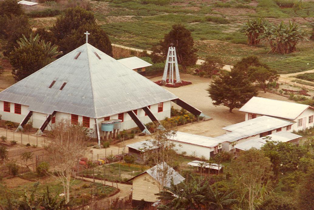 BD/269/1003 - 
Kerk te Moanemani met pastorie
