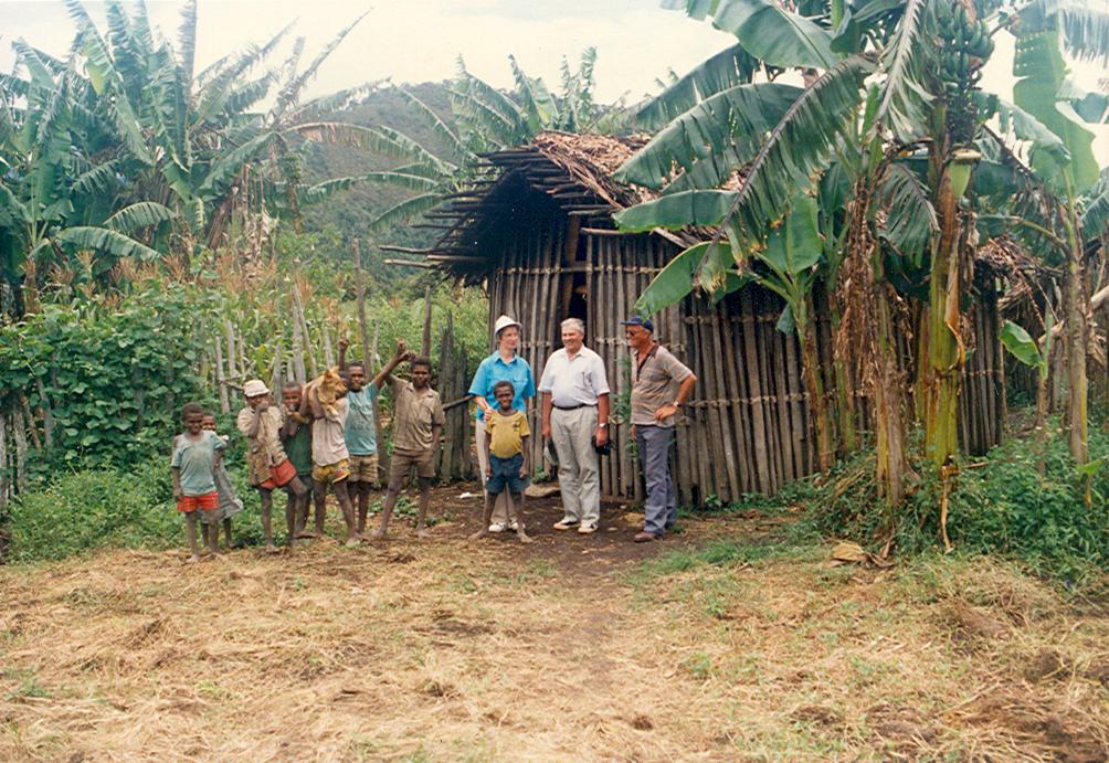BD/269/1009 - 
Missionarissen en papoeakinderen bij een hutje
