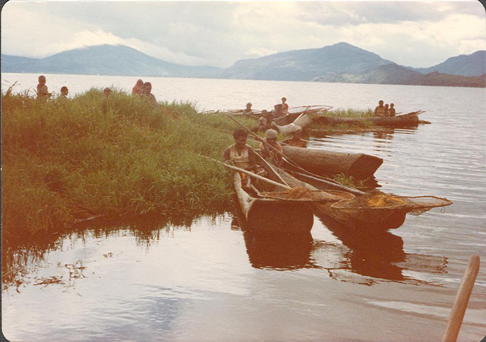 BD/269/1014 - 
Vrouwen zitten in vissersprauwen aan de rand van het meer
