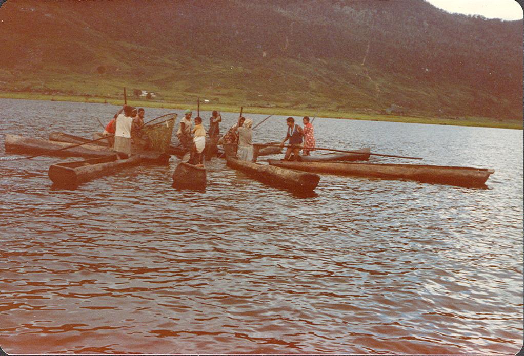 BD/269/1019 - 
Vrouwen aan het vissen op het water
