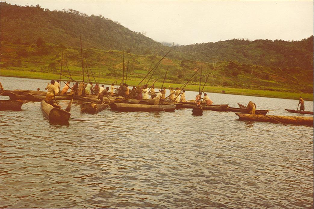 BD/269/1020 - 
Vrouwen aan het vissen op het water
