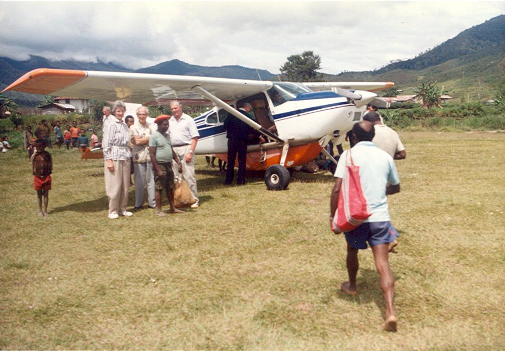 BD/269/1025 - 
Groepsfoto van missionarissen bij het vliegtuig
