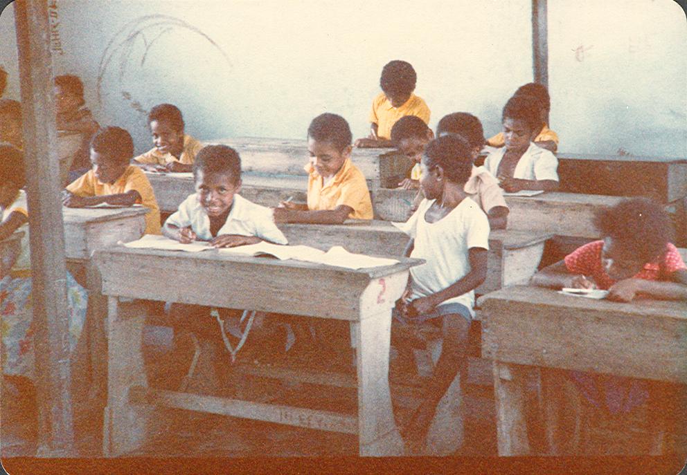 BD/269/1029 - 
Kinderen aan het schrijven in de schoolbanken
