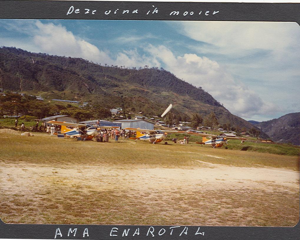 BD/269/1030 - 
Uitzicht op de bergen nabij de startbaan Ama Enarotali
