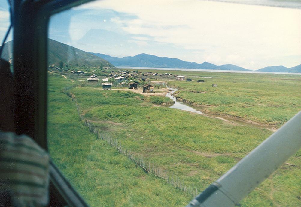 BD/269/1043 - 
Uitzicht op een dorp vanuit een vliegtuig
