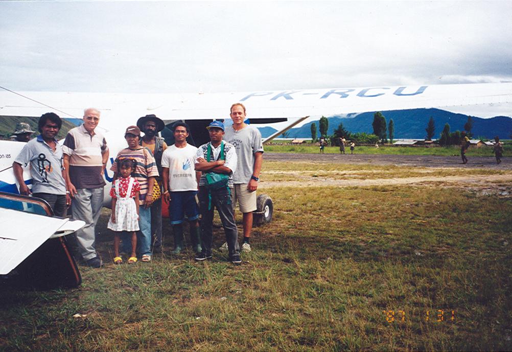 BD/269/1050 - 
Henk blom met groepje mensen bij een vliegtuig
