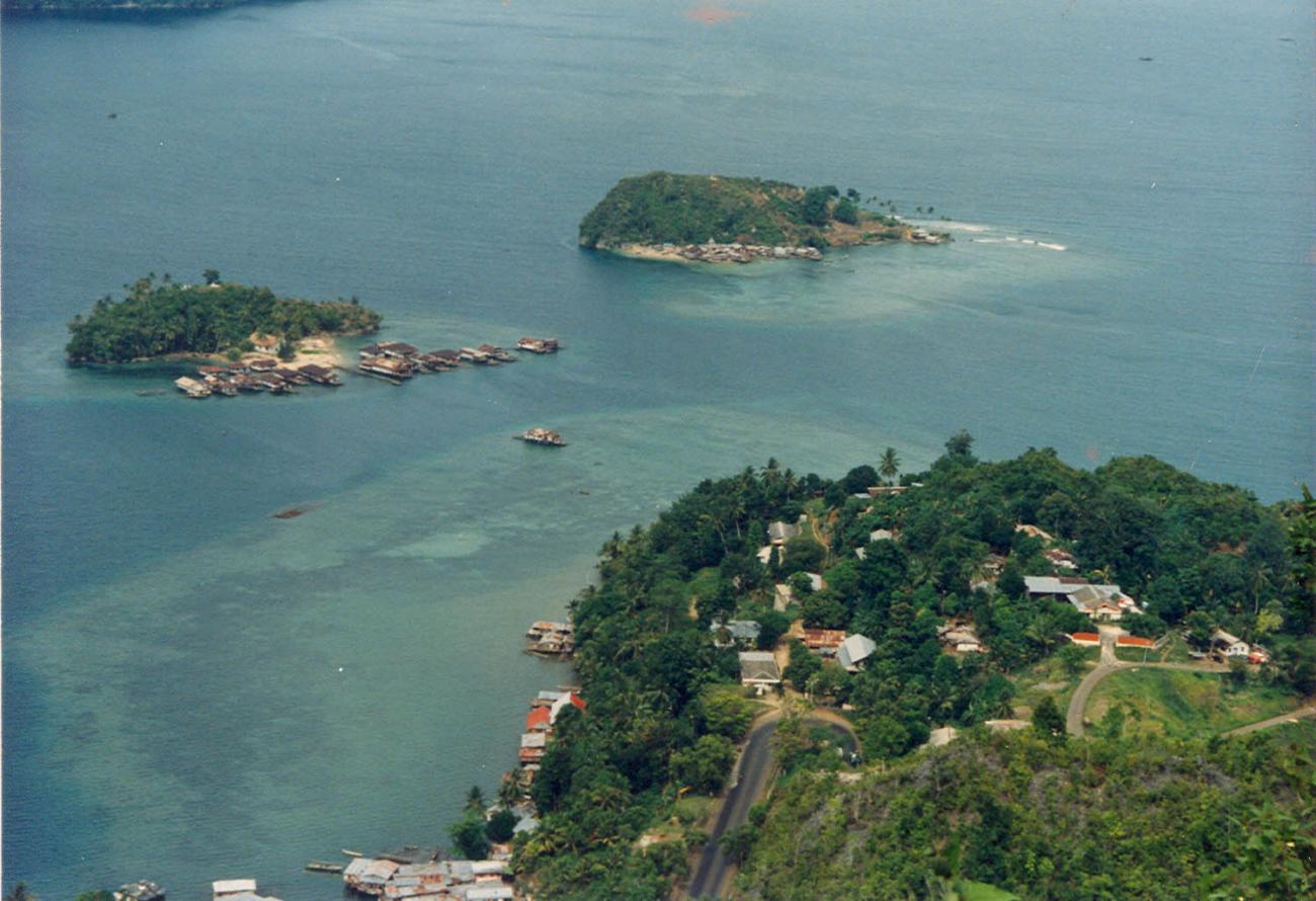 BD/269/1063 - 
Luchtfoto van eilandjes
