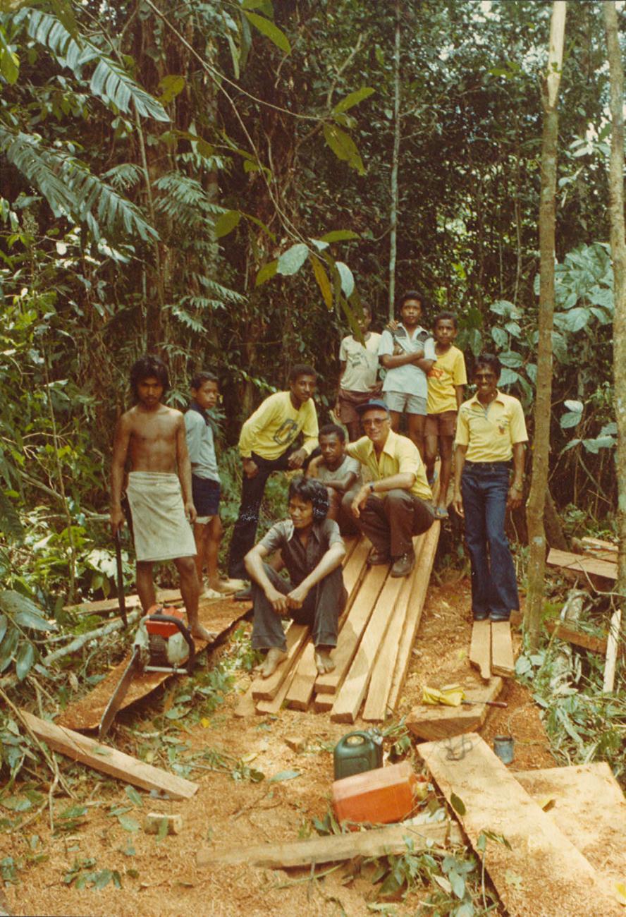 BD/269/1067 - 
Henk Blom met mensen in bos van Eikima
