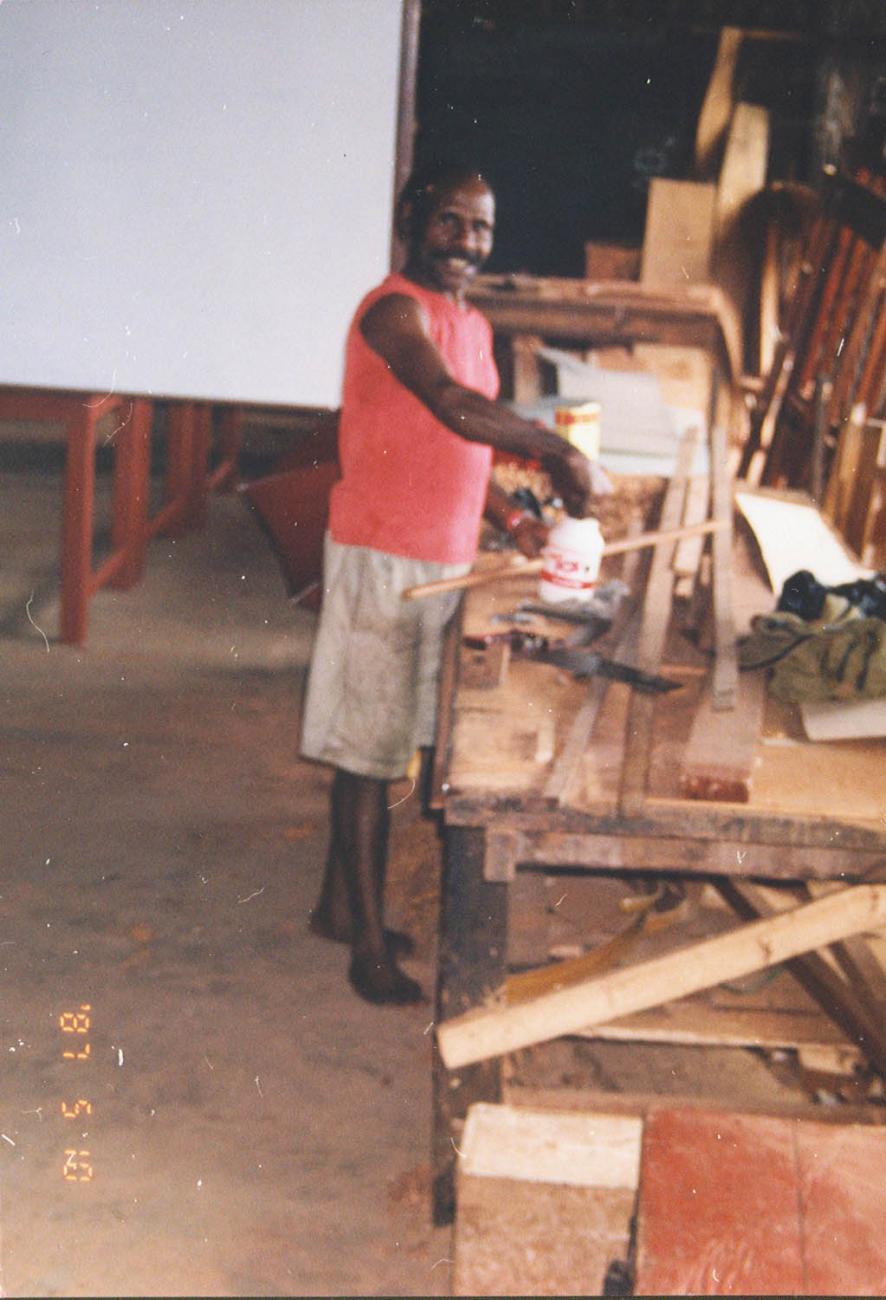 BD/269/1116 - 
Man voor houtbewerkingstafel

