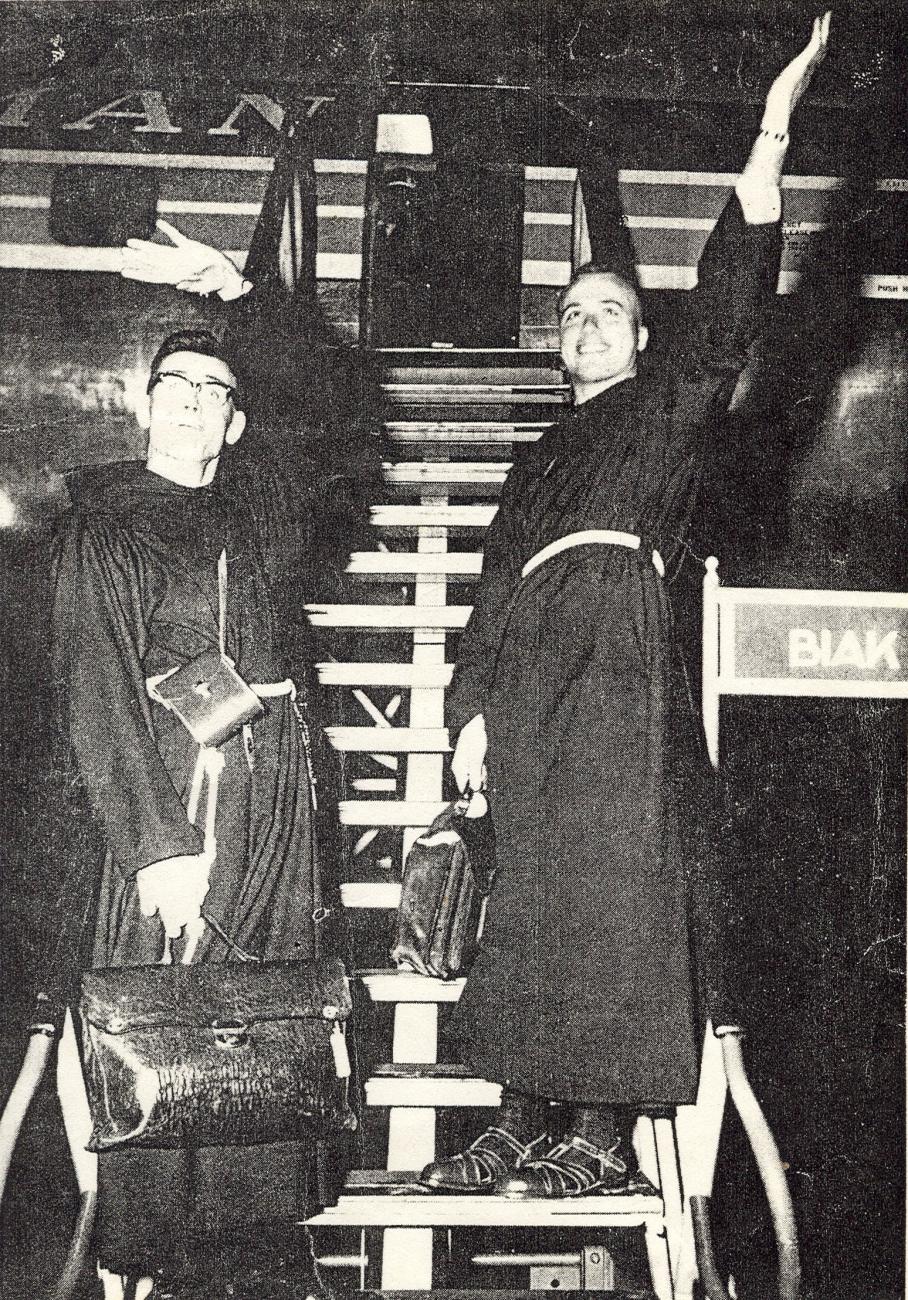 BD/269/1123 - 
Franciscaner broeders Henk Blom (rechts) en Karel Hermans bestijgen het vliegtuig naar Biak
