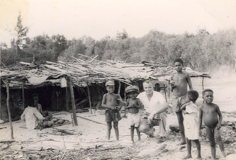 BD/269/1124 - 
Franciscaner broeder Henk Blom met Papoea&#039;s voor een hut in Kokonau
