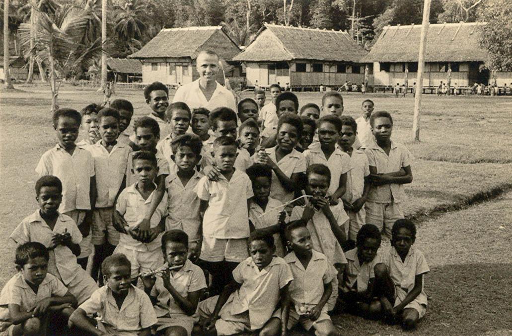 BD/269/1129 - 
Franciscaner broeder Henk Blom met leerlingen van het jongensinternaat in Kokonau
