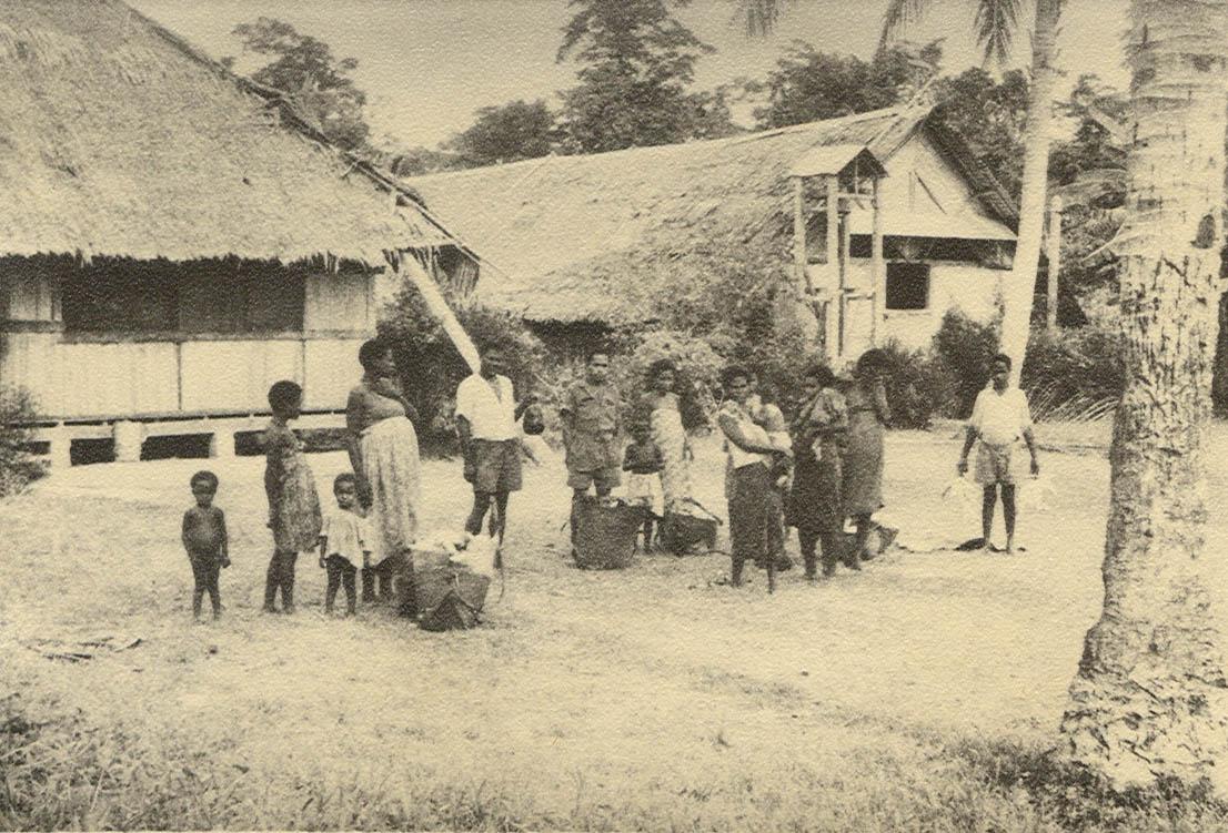 BD/269/1151 - 
Groep Papoea&#039;s met (handels)waar voor de pastorie in Arso

