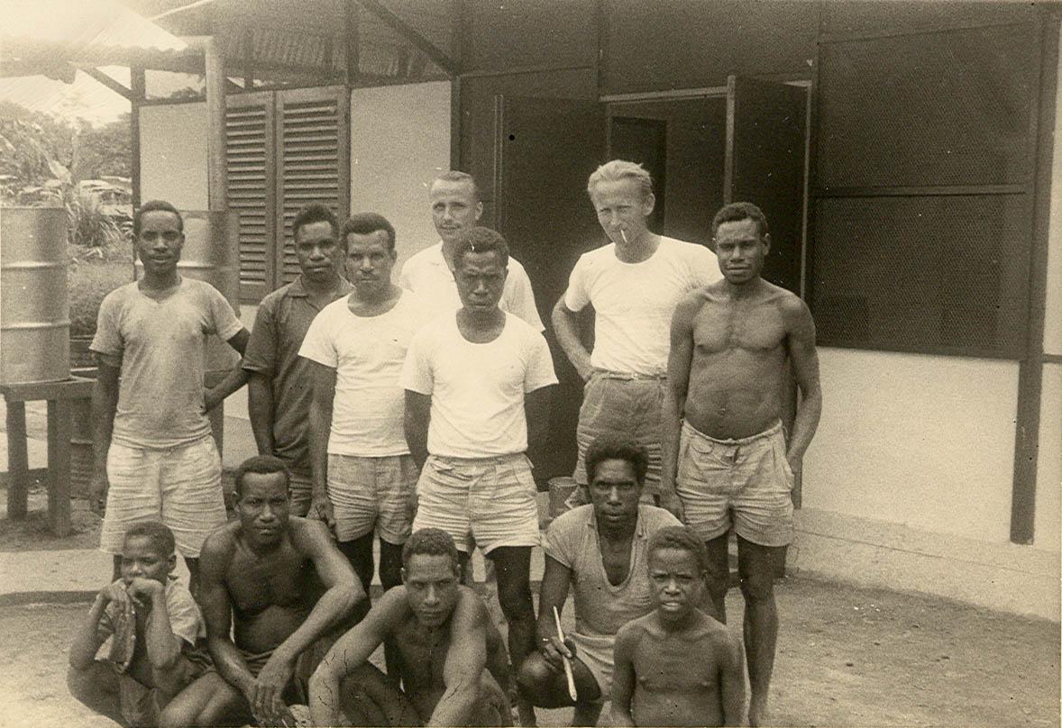 BD/269/1154 - 
Bouwploeg bestaande uit Papoea&#039;s en westerlingen, met broeder Henk Blom (bovenaan links)
