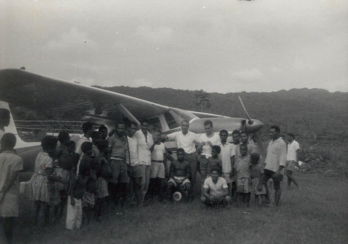 BD/269/1158 - 
Franciscaans broeder Henk Blom met Papoea&#039;s bij een Cessna
