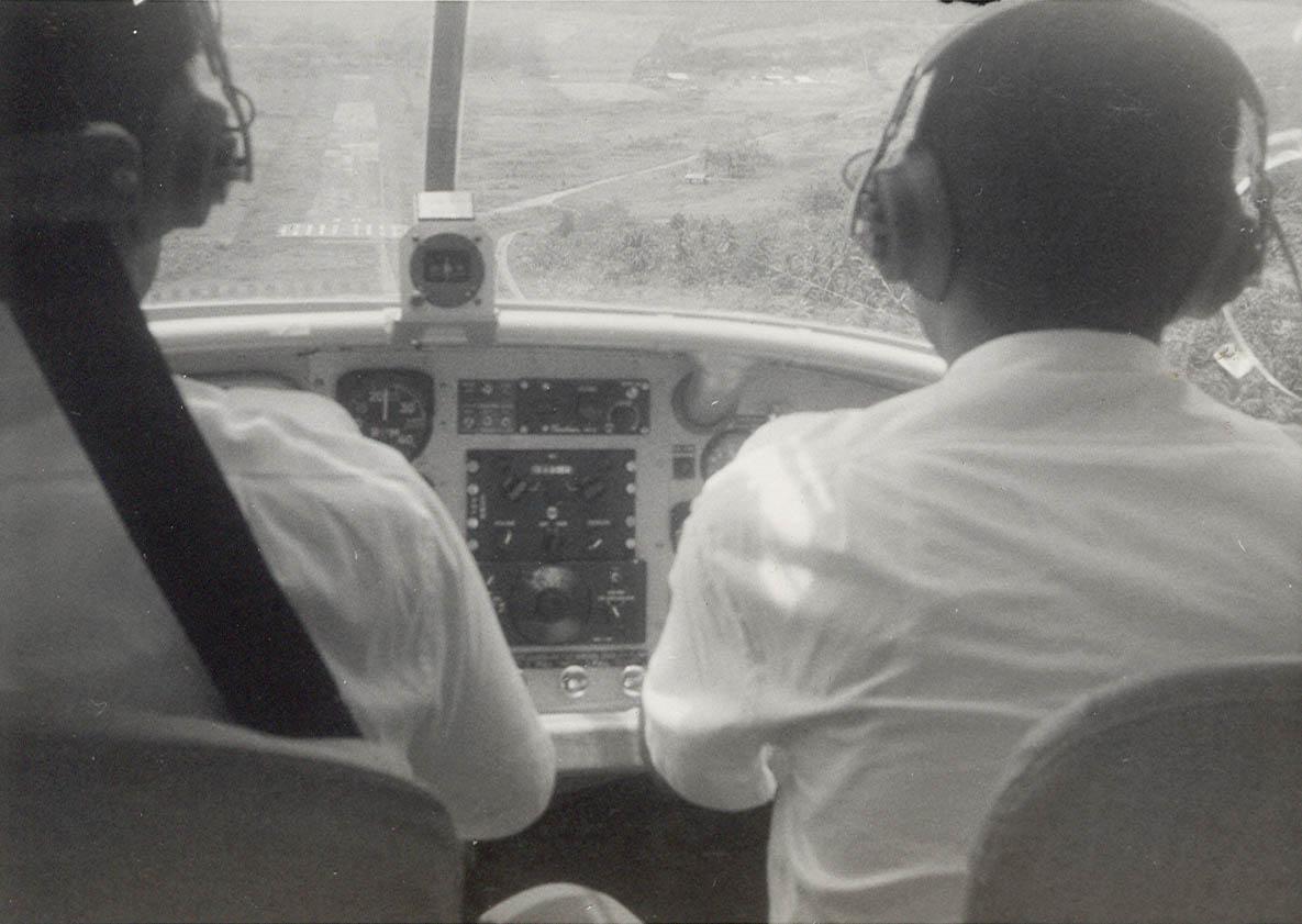 BD/269/1163 - 
Uitzicht op landingsbaan vanuit de cockpit
