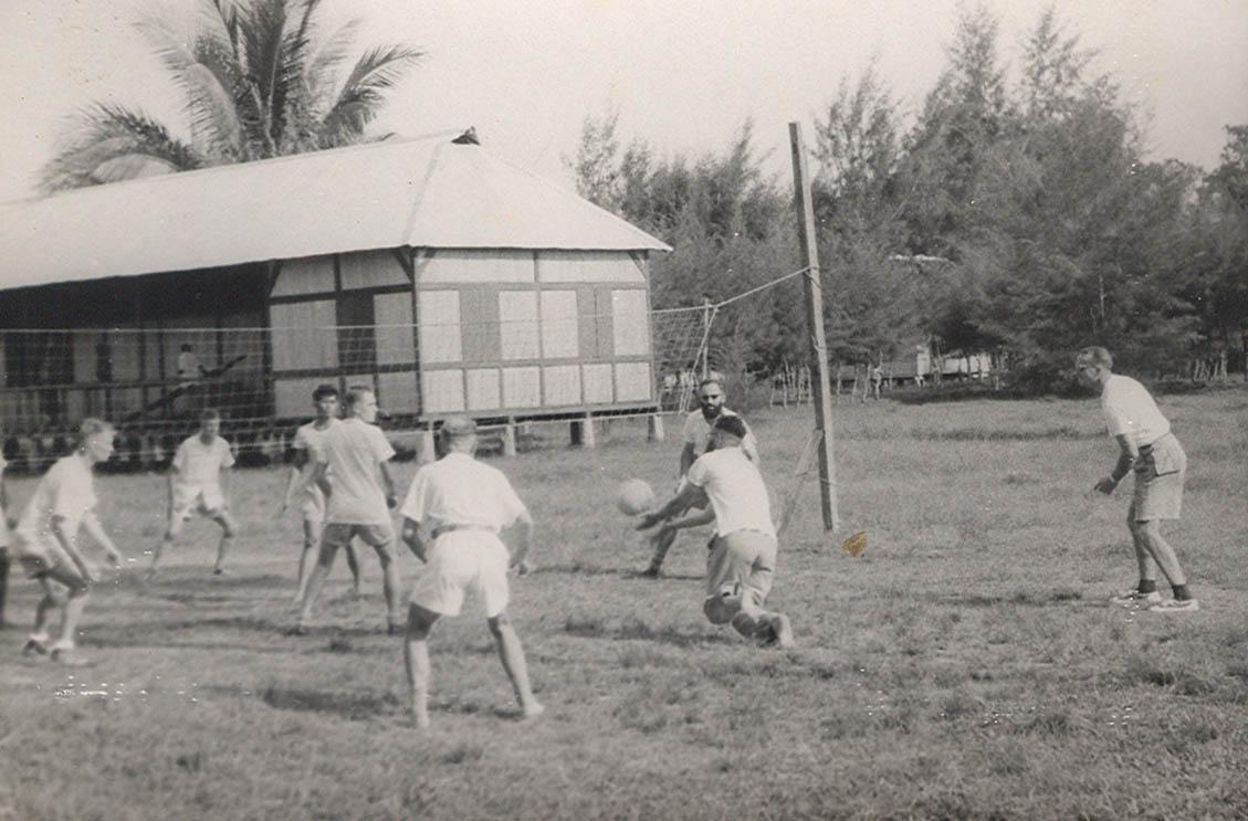 BD/269/1180 - 
Partijtje volleybal tussen leden van de Franciscaanse gemeenschap
