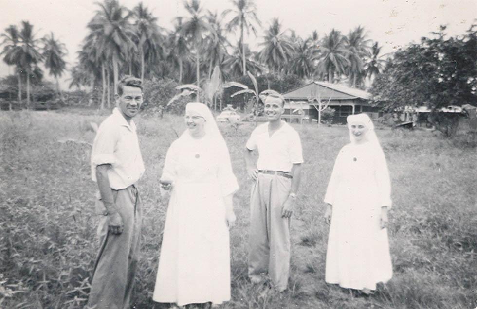 BD/269/1181 - 
Franciscaans broeder Henk Blom  met collega en zusters in Kokonau
