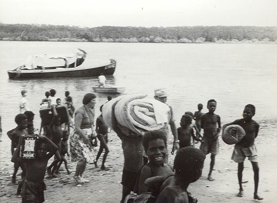 BD/269/1190 - 
Passagiers komen aan in het haventje van Kokonua
