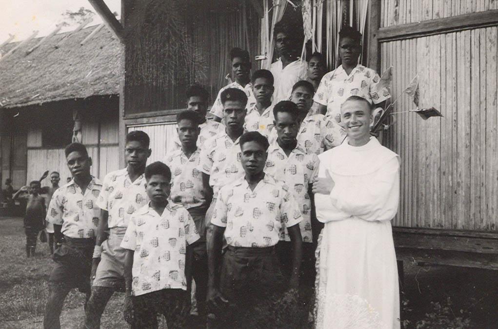 BD/269/1191 - 
Franciscaans broeder Henk Blom met praktijkleerlingen in Kokonau
