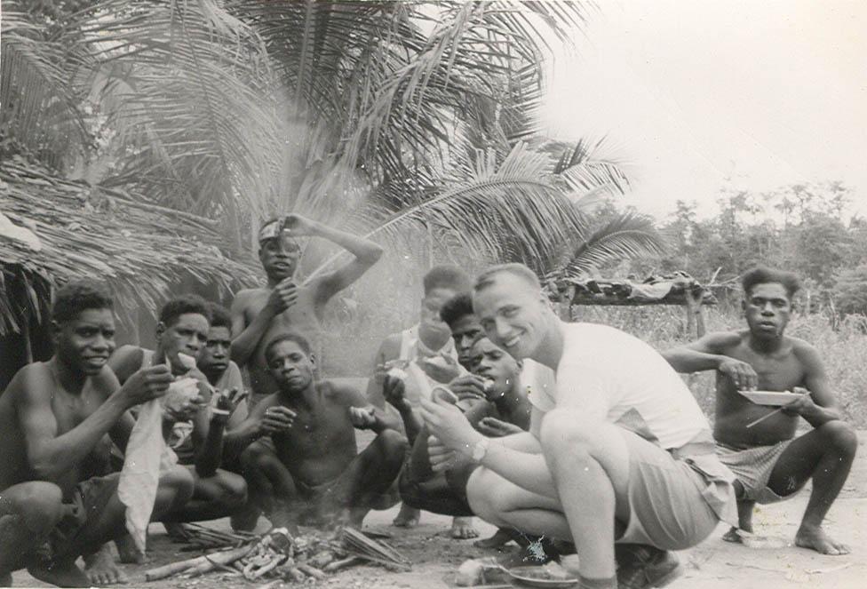 BD/269/1196 - 
Franciscaans broeder Henk Blom met praktijkleerlingen op het strand tijdens een picknick

