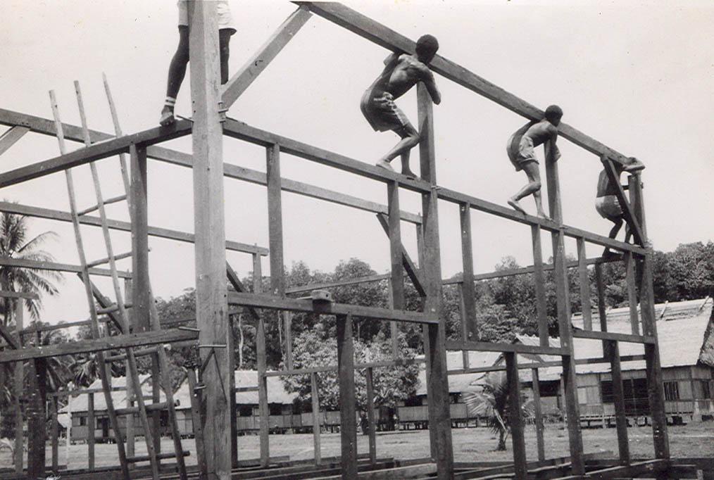 BD/269/1199 - 
Constructie van het raamwerk voor het jongensinternaat in Kokonau
