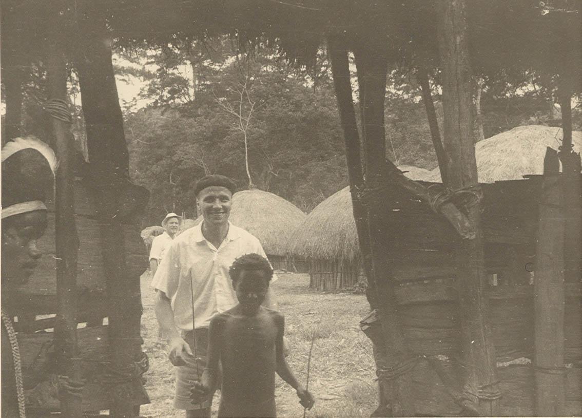 BD/269/1221 - 
Broeder Franciskaan Henk Blom in een Dani-dorp in de Baliem

