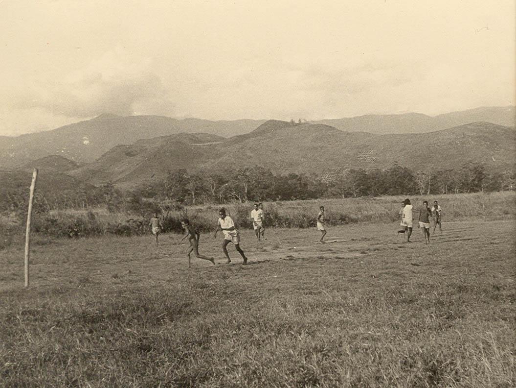 BD/269/1223 - 
Papoea&#039;s spelen een partijtje voetbal in de Baliem-vallei
