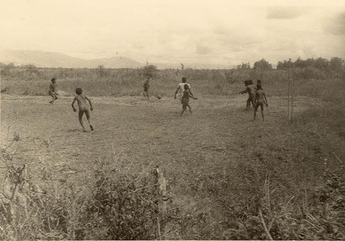 BD/269/1225 - 
Papoea&#039;s spelen een partijtje voetbal in de Baliem-vallei
