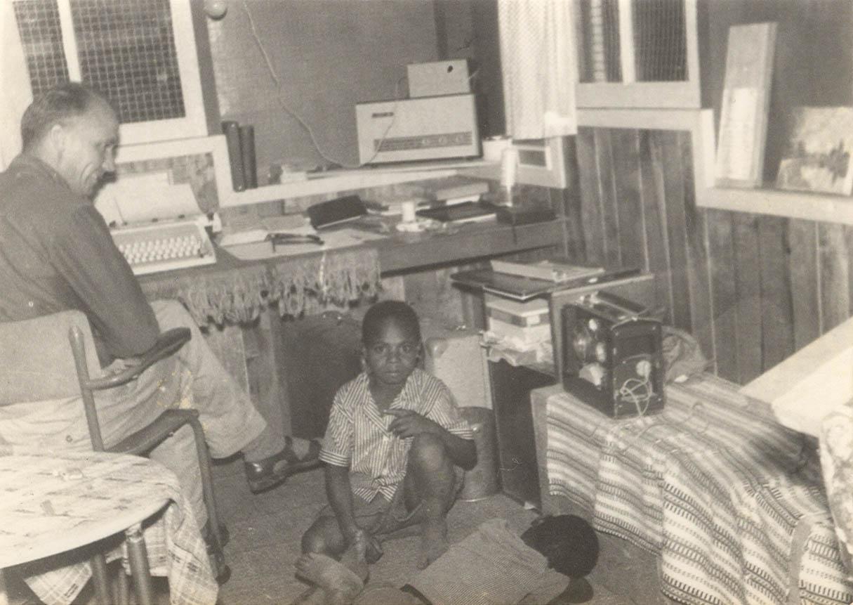 BD/269/1233 - 
Franciskaner broeder Henk Blom binnenshuis in Wamena
