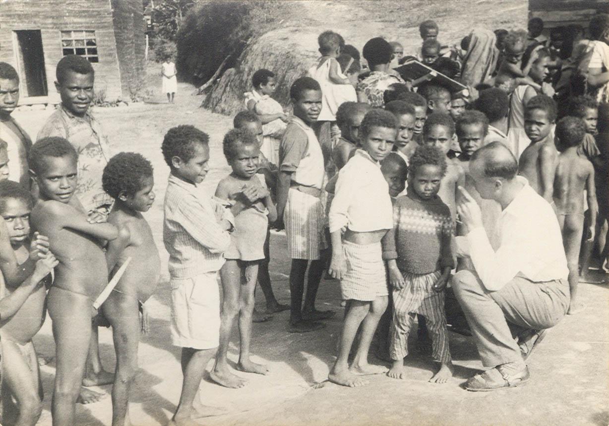 BD/269/1234 - 
Franciskaner broeder Henk Blom met groep Papoea-kinderen in de Baliem-vallei

