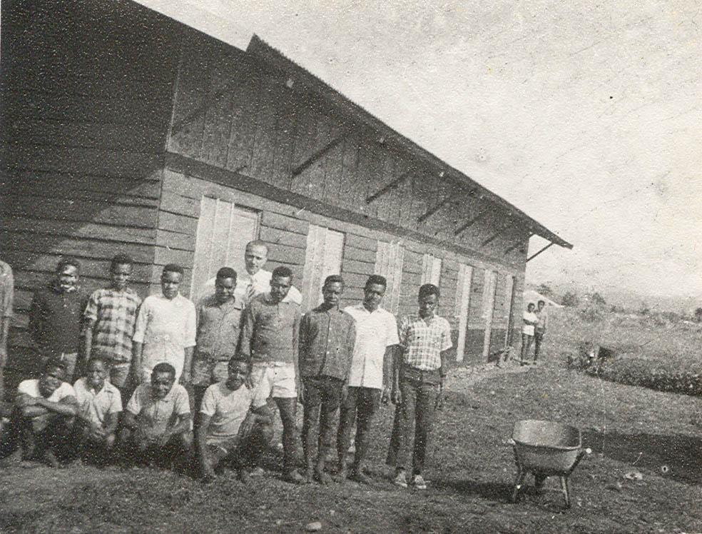 BD/269/1239 - 
Franciskaner broeder Henk Blom met Karya Mulia bouwploeg in Wamena
