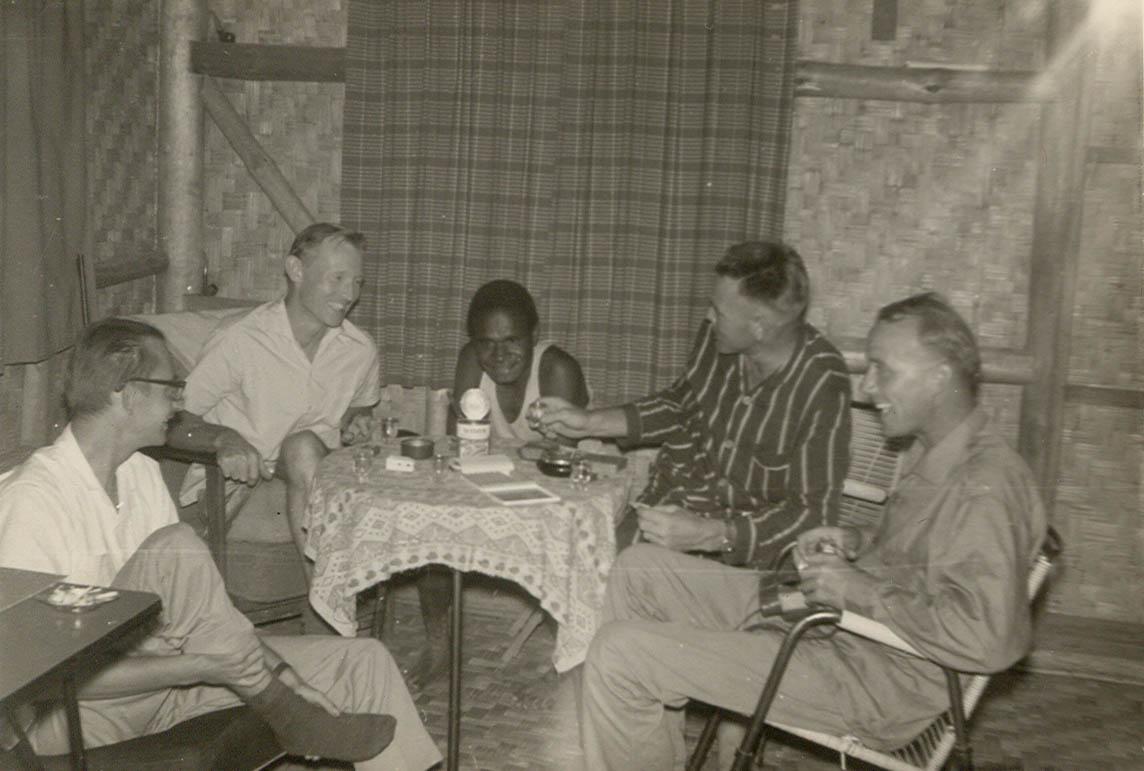 BD/269/1245 - 
Franciskaner broeder Henk Blom en collega&#039;s ontspannen rond de tafel
