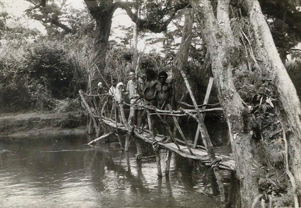 BD/269/1248 - 
Franciscaan en Papoea&#039;s op loopbrug over rivier

