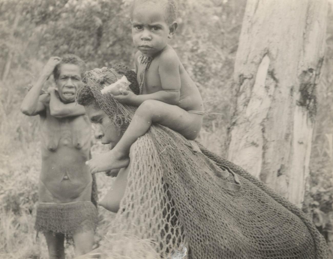 BD/269/1259 - 
Portret van Papoea-vrouw met kind

