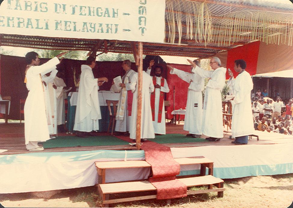 BD/269/1284 - 
Openingsceremonie van de nieuwe kerk in Timika
