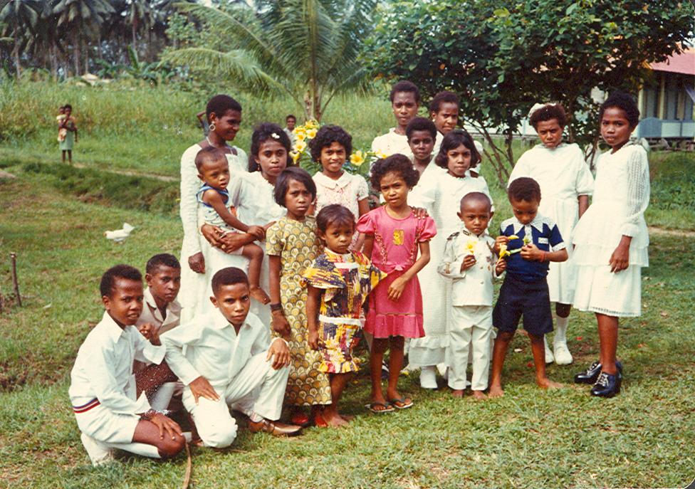 BD/269/1289 - 
Kinderen poserend voor een groepsfoto  
