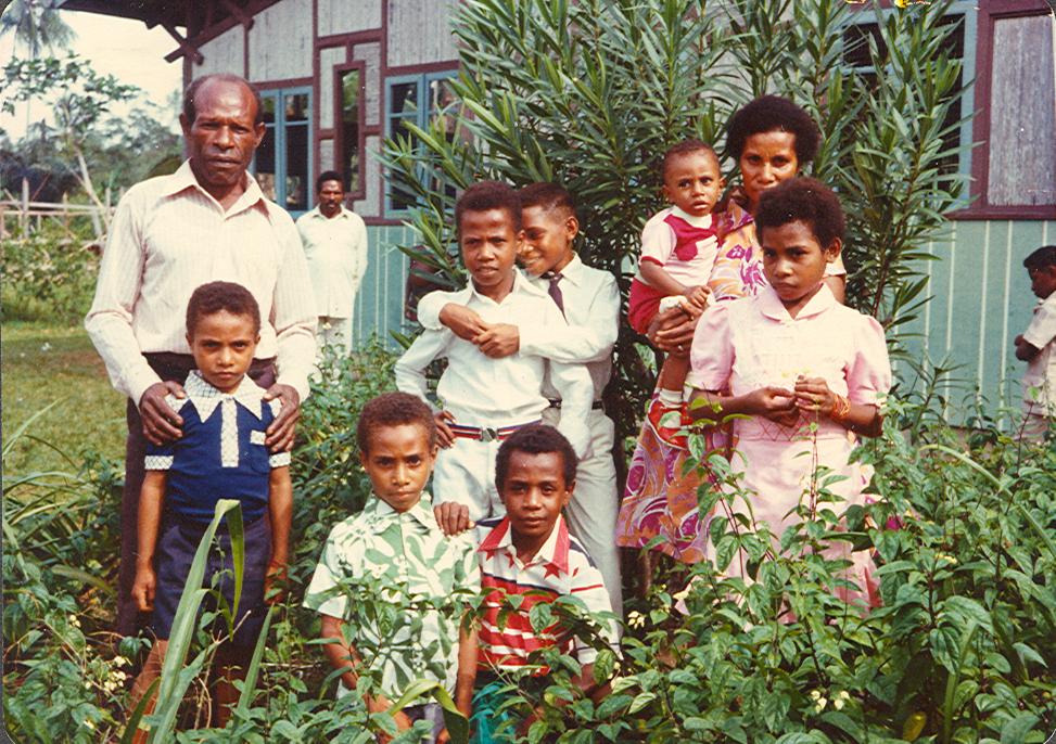 BD/269/1294 - 
Portret van een Papoea-gezin
