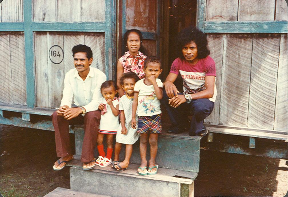 BD/269/1297 - 
Portret van een Papoea-gezin
