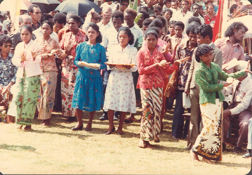 BD/269/1302 - 
Verzamelde dorpsbevolking bij openingsceremonie van de nieuwe kerk in Timika
