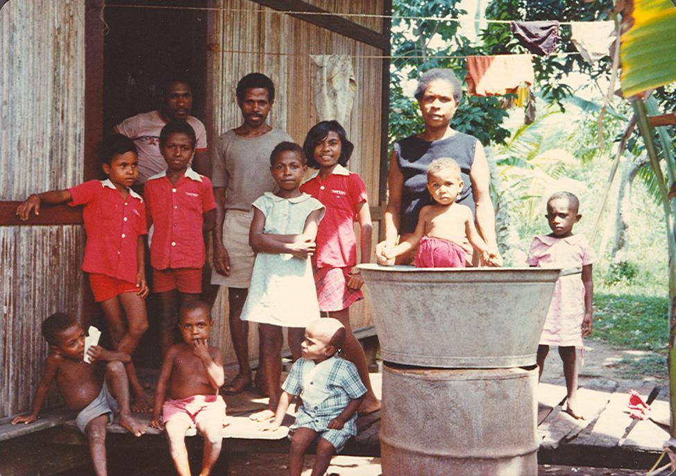 BD/269/1303 - 
Portret van een Papoea-gezin
