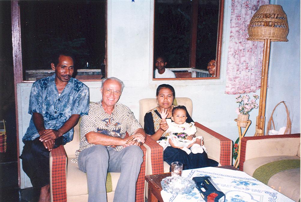 BD/269/772 - 
Henk Blom op bezoek bij Papoeas
