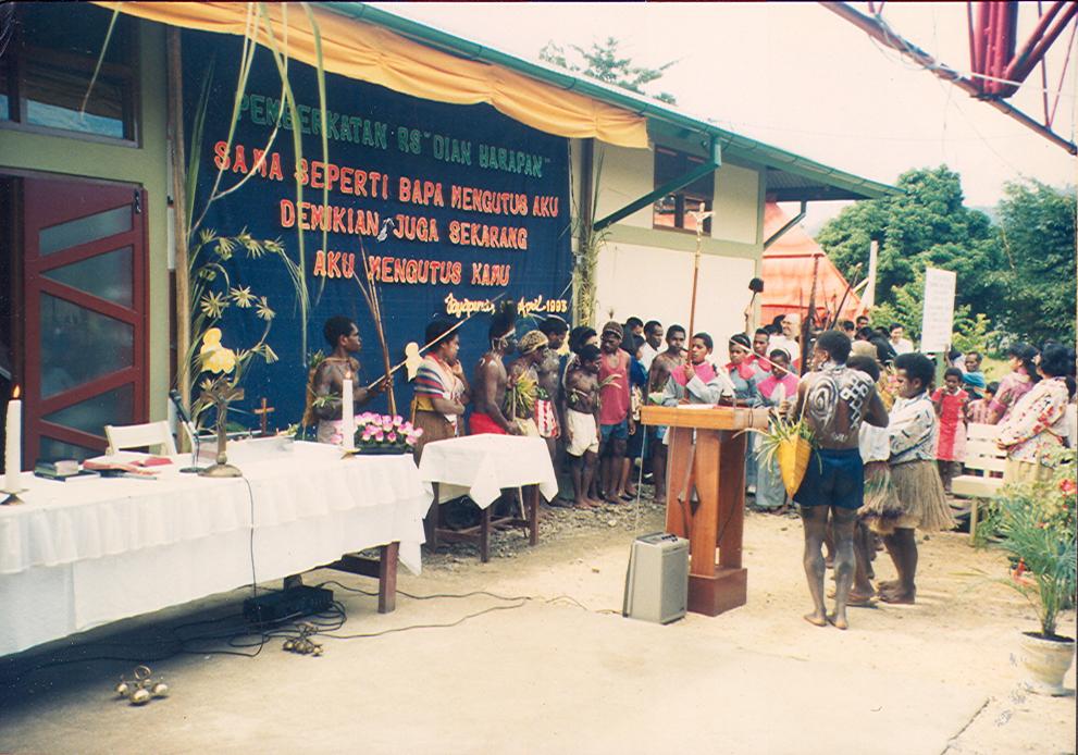 BD/269/781 - 
Groep jonge kinderen bij stand evangelisatiewerk
