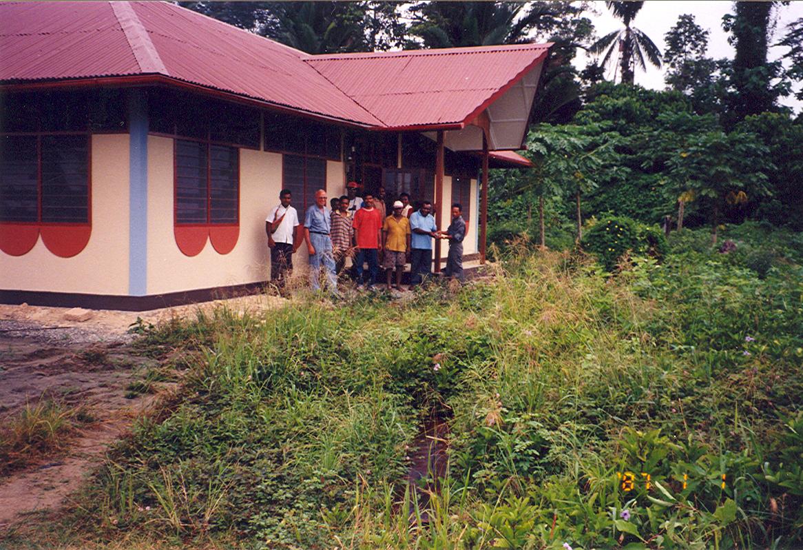 BD/269/819 - 
Pastorie  te Arso met Papoea jongeren

