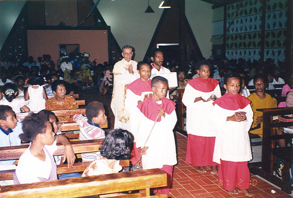 BD/269/831 - 
Katholieke kerkdienst te Arso

