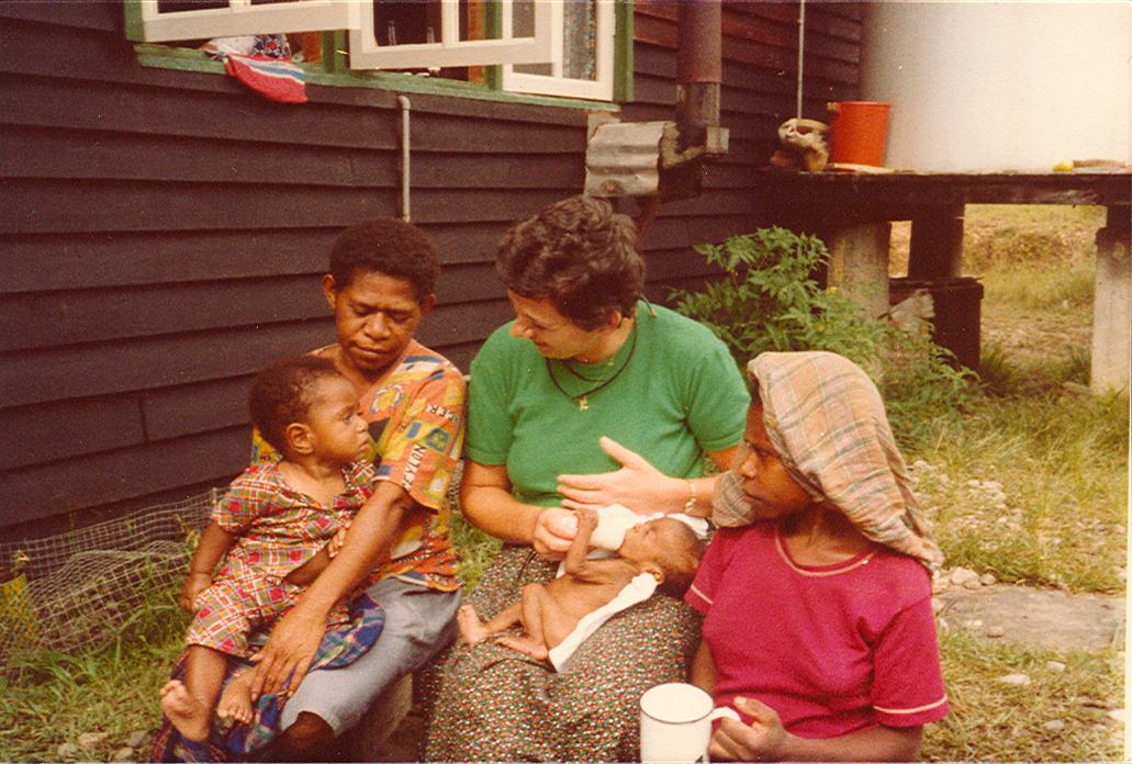BD/269/837 - 
Vrouw met Papoea kinderen
