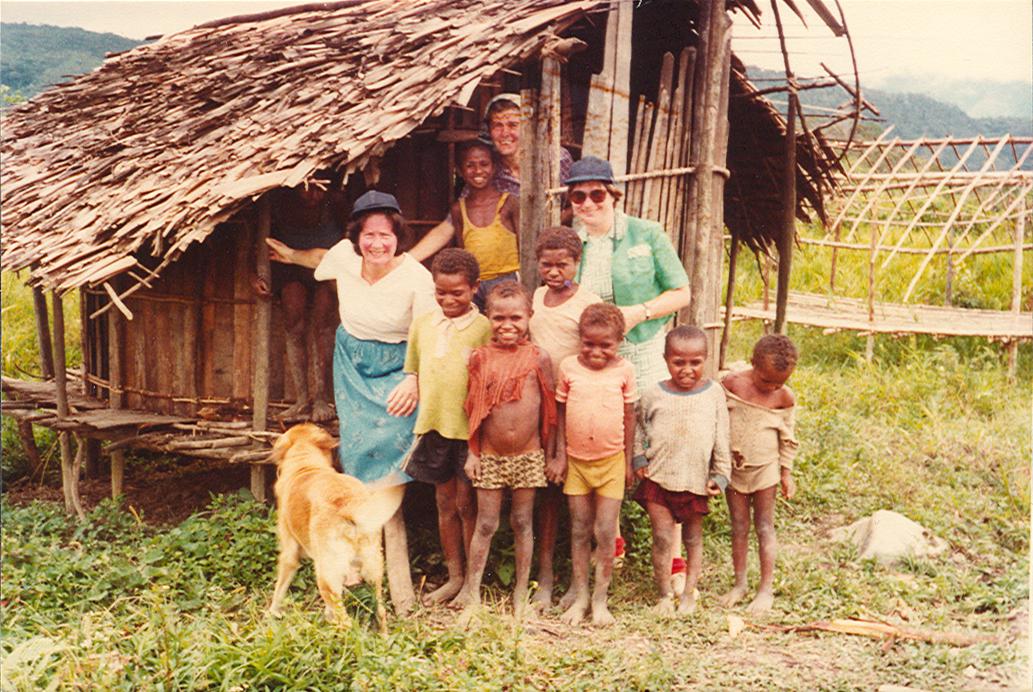 BD/269/845 - 
Mensen met Papoea kinderen voor een hut

